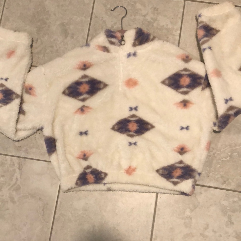 Women's top fleece Size small very fluffy and warm and cozy.